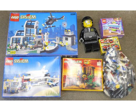 Lego System 6598, 6346, 6056 and others, contents unchecked and a Lego Movie Police Officer clock