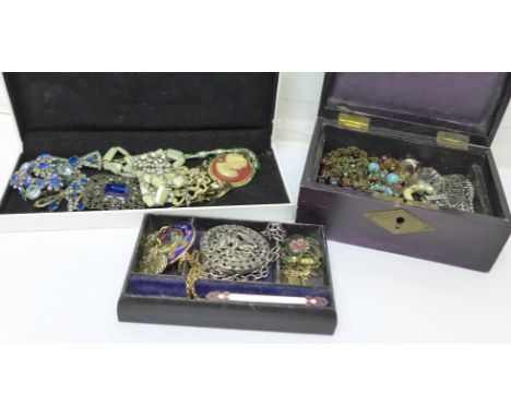 Costume jewellery including an enamelled bar brooch, bracelet and flower stick pin, 1.02kg