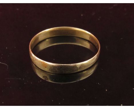 A 15ct gold wedding band. Size R, 1.2g