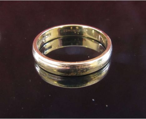 A 9ct gold wedding band, 4mm wide. Size Q/R, 3g