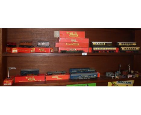 Collection of Triang Railways boxed rolling stock, carriages and station figures, etc.