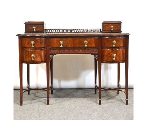 Walnut dressing table, adapted, with two raised trinket drawers, single kneehole drawer, flanked bowfront drawers, curved str
