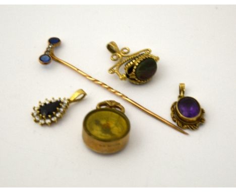 A SMALL COLLECTION OF JEWELLERY, to include pendants, a fob and a stick pin (5)