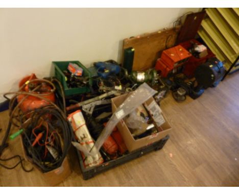 A QUANTITY OF MECHANICAL WORKSHOP TOOLS, including crawler board, spray gun etc