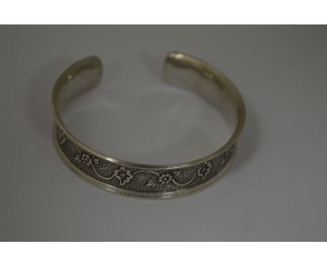 A TORQUE BANGLE, with flower detail, diameter 6cm