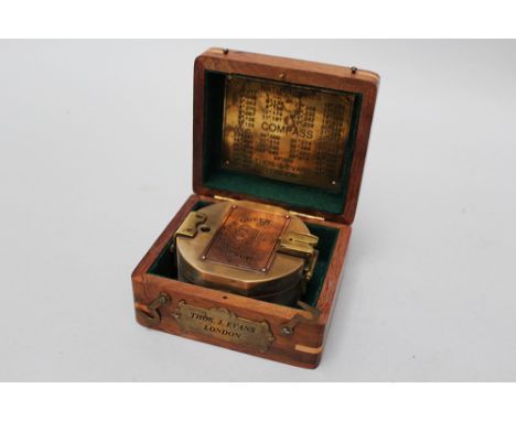 J. Evans London compass, brass polished in original wooden box. 10x11 cm 