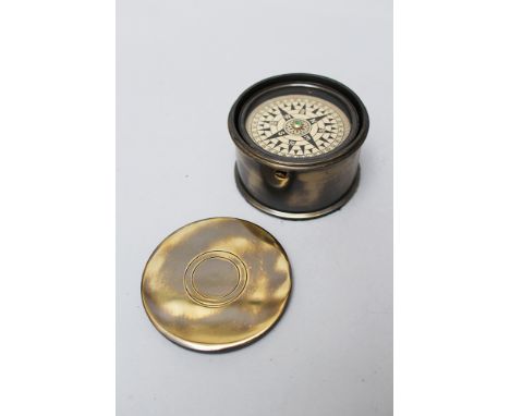 Marine pocket compass , in bronze cover 20th Century. 8 cm diameter 