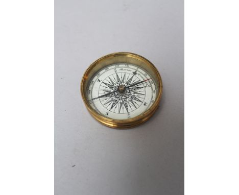Navy Compass in polished brass 20th Century. 5.4 cm diameter  