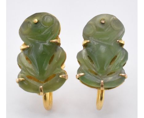 A pair of vintage 9ct gold screw back earrings having carved green stone frogs to the heads. Backs marked 9ct, tests indicate