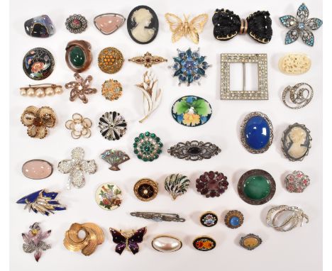 A collection of vintage retro mid 20th Century and later brooches to include coloured stone examples, enamelled examples, cam