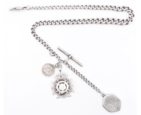 An early 20th Century Edwardian silver pocket watch chain having graduating cub links with a swivel fob and T bar. The chain 