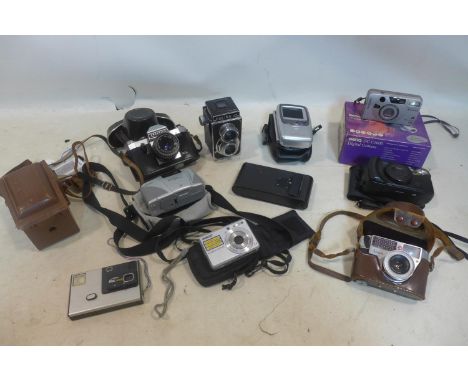 A collection of vintage cameras to include Halina, Palmat and Praktica 