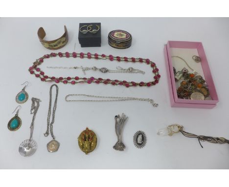 A collection of vintage jewellery, mainly silver, to include a Victorian pinchbeck brooch set with coral, a pinchbeck cameo b