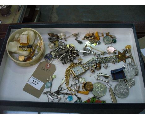 A Tray of assorted jewellery and medals, 2 First world war Defence medals, gents wristwatch , white metal and silver brooches