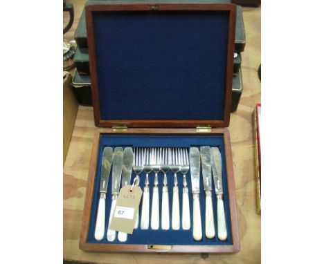 A Cased set of 6 silver fish knives and forks with mother of pearl handles, Sheffield 1903.