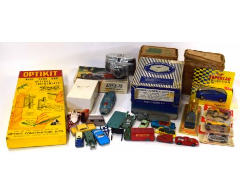 Box containing mixed lot of vintage toys to include Optikit construction kit, Meccano power control units and Matchbox cars