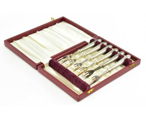 A cased set of six George V hallmarked silver forks. To include pickle fork / bread fork. Cased and lined. Hallmarked year 19