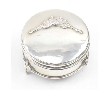 An early 20th century Art Nouveau hallmarked silver jewellery / trinket box. The lidded pot having lined interior. Gross weig