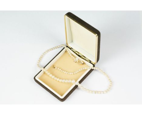 Graduated pearl necklace with 9ct gold clasp 