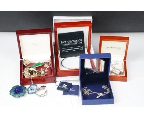 A small collection of mixed vintage and contemporary jewellery to include silver and enamel examples. 