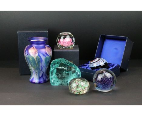 Group of 20th century glassware to include an Okra vase (boxed, approx 16.5cm high), Swedish glass paperweight (signed), Cait
