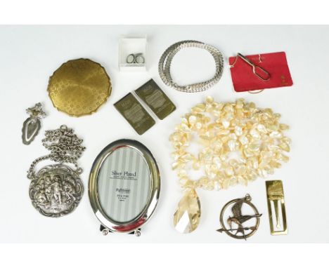 A small group of mixed collectables to include costume jewellery, cultured pearl necklace with 14ct gold clasp and faceted cr