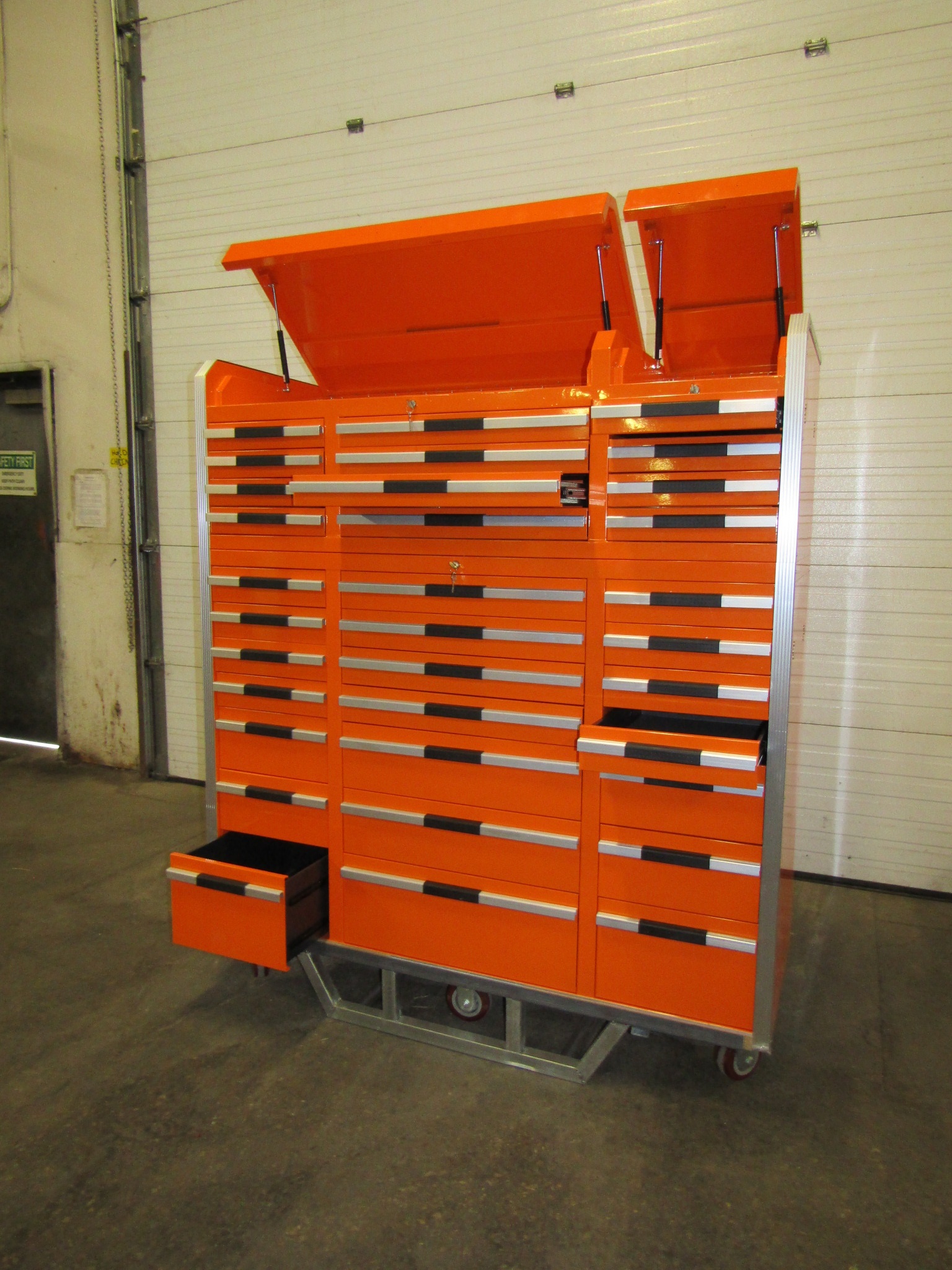 Lista Style Smooth Rolling Mechanic with 33 Drawers complete