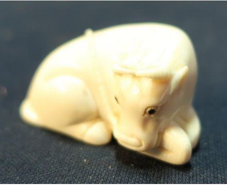 Edo period Japanese Netsuke of a buffalo at rest, signed to the base (approx 2.5cm high) 