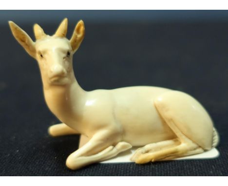 Edo period Japanese Netsuke of a recumbent deer, signed to the base (approx 4cm high) 