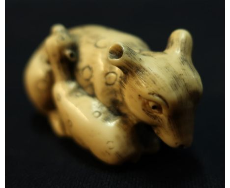 Edo period Japanese signed Netsuke figure, signed to the base (approx 2.5cm high) 