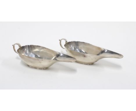 A pair of George V silver sauceboats, Birmingham 1935 16cm long (2)
