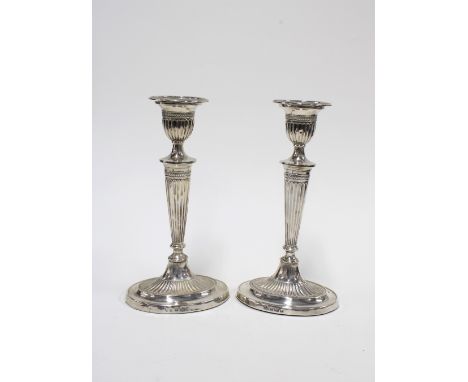 A pair of Edwardian silver candlesticks, of classical design with oval weighted bases, Birmingham 1902, 20cm high  (2)