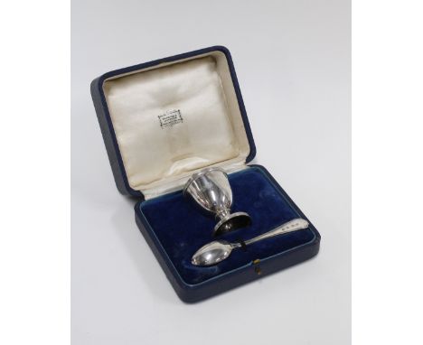George V silver egg cup and spoon, London 1930, in fitted box