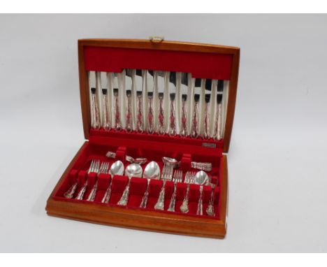 Canteen of Oneida silver plated cutlery, 40 x 30cm