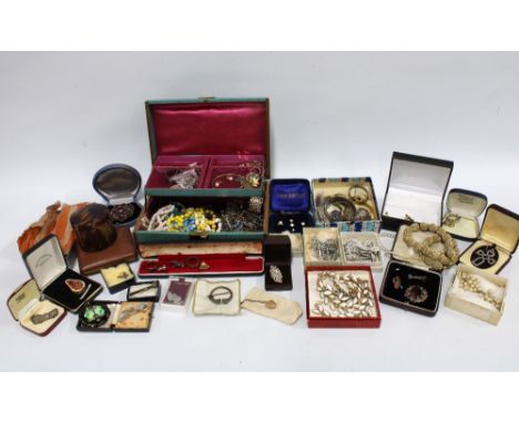 A quantity of vintage and later costume jewellery (a lot) 