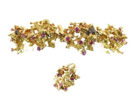Synthetic ruby ring and bracelet set, the ring stamped '18ct', the bracelet apparently unmarked, rough cast design with rando