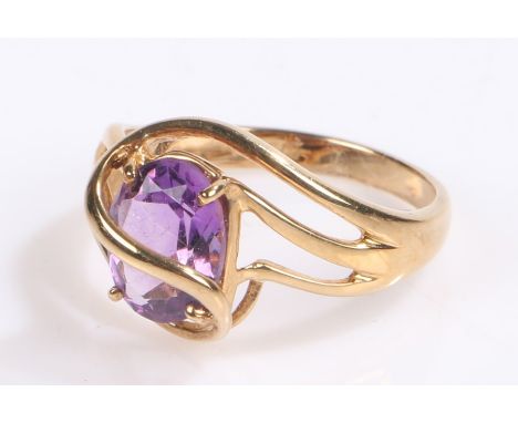 9 carat gold ring the pierced scrolling shoulders with amethyst to the centre, ring size M