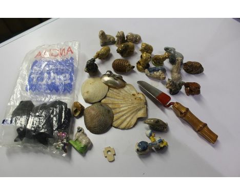 Collection of wade whimsies, sea shells, miniature trowel etc. (qty)