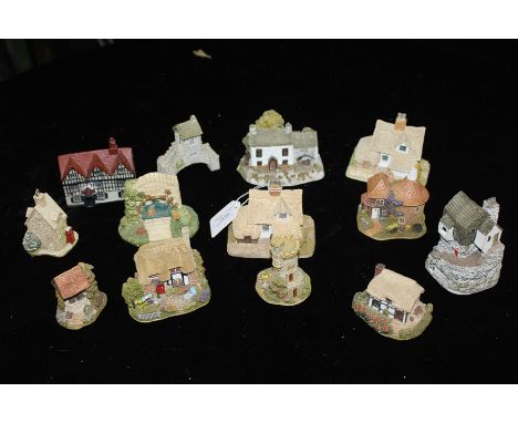 Eleven Lilliput Lane model cottages and buildings, two similar (13)