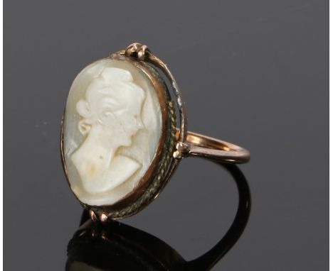 Gold cameo ring, with a craved cameo of a lady in profile, ring size M