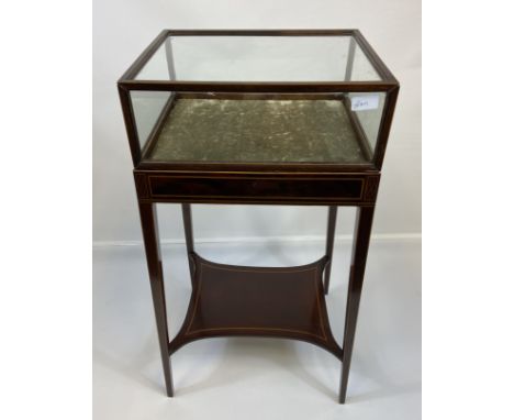 Georgian inlay display case, with lift-up glass top, raised on tapered legs and supported with stretcher shelf [83x40.5x32.5c