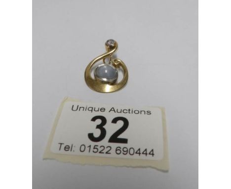 An 18ct yellow gold opal pendant (total 6.4gms)