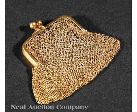 American 14 kt. Yellow Gold, Gold Mesh and Cabochon Sapphire Coin Purse, c. 1920, l. 2 1/8 in., wt. 25.5 dwt     