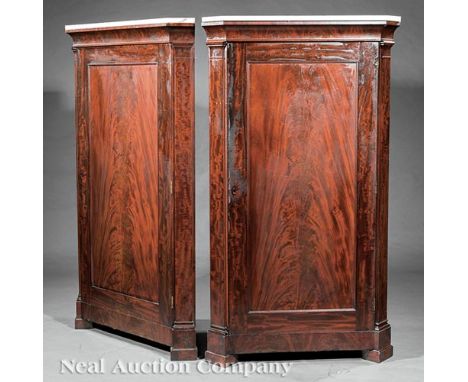 Pair of American Classical Figured Mahogany Corner Cabinets, early 19th c., New York, likely Duncan Phyfe, marble top, flared