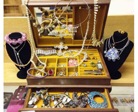 A wooden jewellery casket containing a large quantity of costume jewellery to include rings, pendants, cufflinks, earrings, b