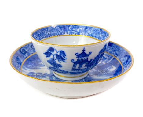 LATE 18TH CENTURY TEA BOWL AND SAUCER, possibly Caughley, decorated in underglaze blue and white with Chinoiserie scenes, gil