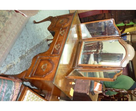Early 20thC walnut dressing table with central drawer, 2 further drawers and free standing 3 sectional mirror complete with d