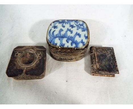 Three Asian white metal trinket boxes / snuff boxes - (3) - Est £60 - £80