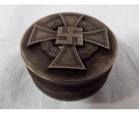 A snuff box with screw release lid with a German emblem. Estimate £30 - £50