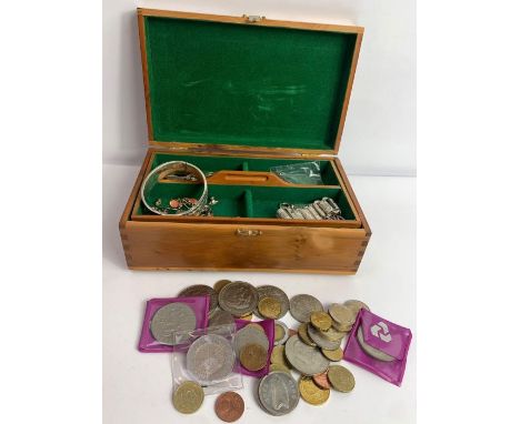 A small collection of jewellery, including a silver hinged bangle, and some coinage, housed in a wooden jewellery case